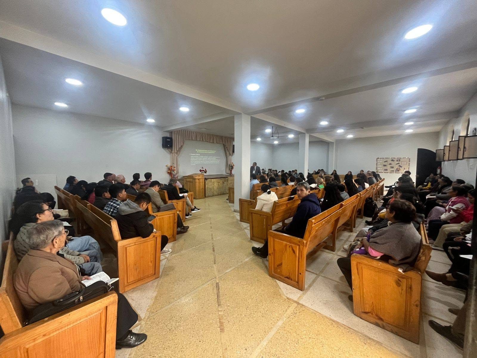 Congregación de la Iglesia de Cristo en San Juan de Miraflores reunida en un culto